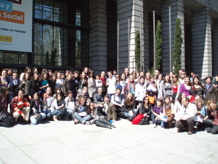 En Madrid, el día que elegí la plaza. Puedes jugar a encontrarme, como a Wally